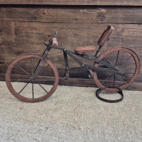 Oud fietsje van hout en metaal