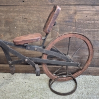 Oud fietsje van hout en metaal