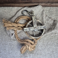 Oude katrol met haak