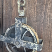 Oude katrol met haak