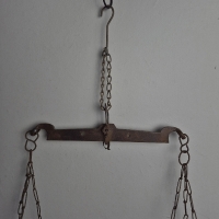 Oude smeedijzeren hang weegschaal