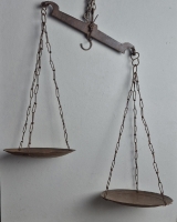 Oude smeedijzeren hang weegschaal