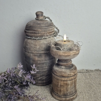 Oud houten urn pot