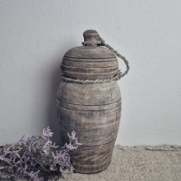 Oud houten urn pot