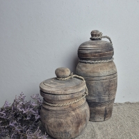 Oud houten urn pot