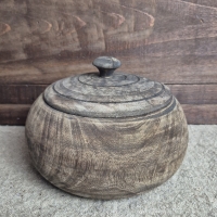 Oud houten lage pot met deksel