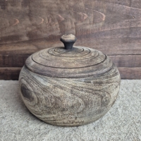Oud houten lage pot met deksel