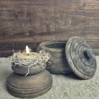 Oud houten lage pot met deksel