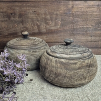 Oud houten lage pot met deksel