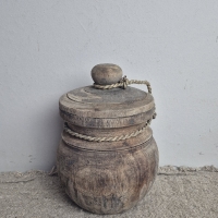 Oud houten pot met deksel s