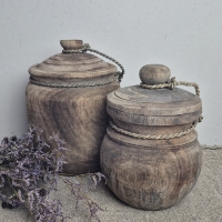 Oude houten pot met deksel m