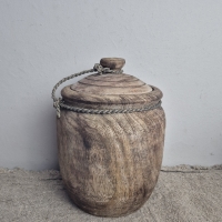 Oude houten pot met deksel m