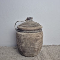 Oude houten pot met deksel m