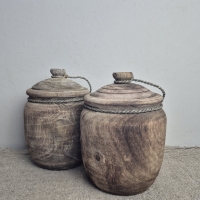Oude houten pot met deksel m