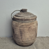 Oude houten pot met deksel L