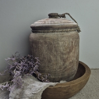 Oude houten pot met deksel XL