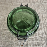 Oude groene glazen weckpot durfor