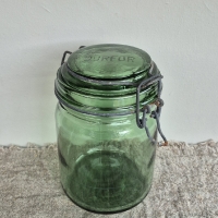 Oude groene glazen weckpot durfor