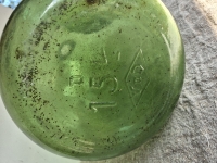Oude groene gistfles dame jeanne