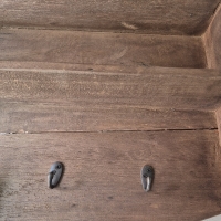Oud houten wandrek
