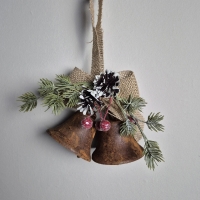 Touw met kerstbelletjes roest