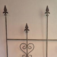 Metalen sierrek fleur de lys